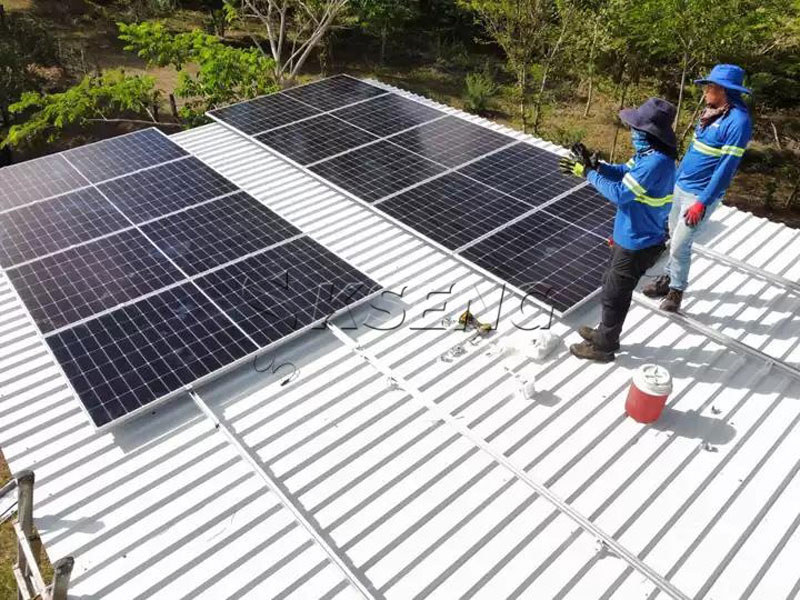 Nicaragua Metal Roof Solar Panel Installation with Kseng Rails Pannelli-solari-installati-con-piedini-Kseng-L-e-sistema-di-montaggio-su-rotaia-su-un-tetto-metallico-in-Nicaragua