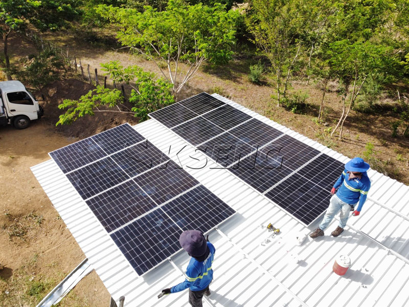 Kseng Aluminum Solar Rail System for Nicaragua Metal Roof Project Sistema di montaggio su guida solare in alluminio Kseng installato su un tetto in metallo in Nicaragua