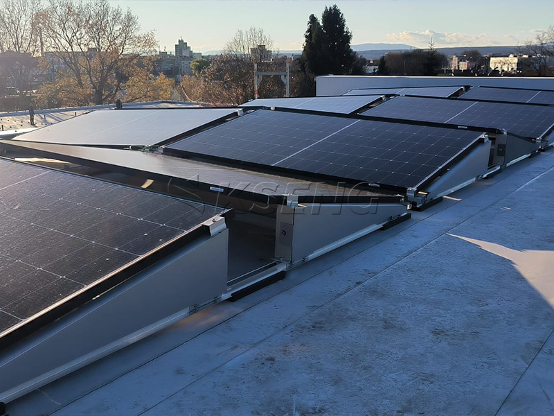PV mounting structure wind load and snow load design Sistema di montaggio solare su tetto piano con struttura fotovoltaica zavorrata