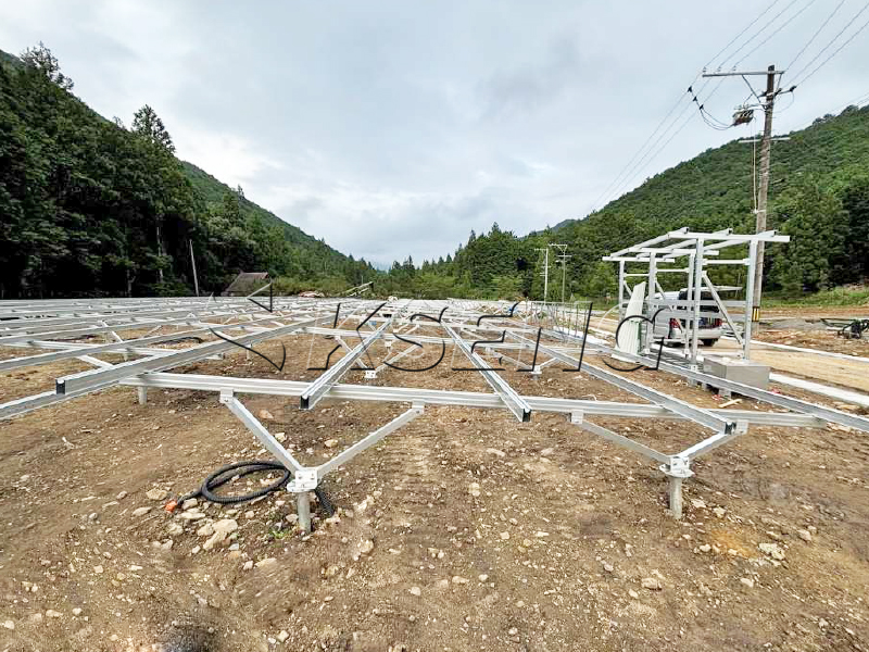 Sistema di montaggio solare a terra in alluminio da 740 kW