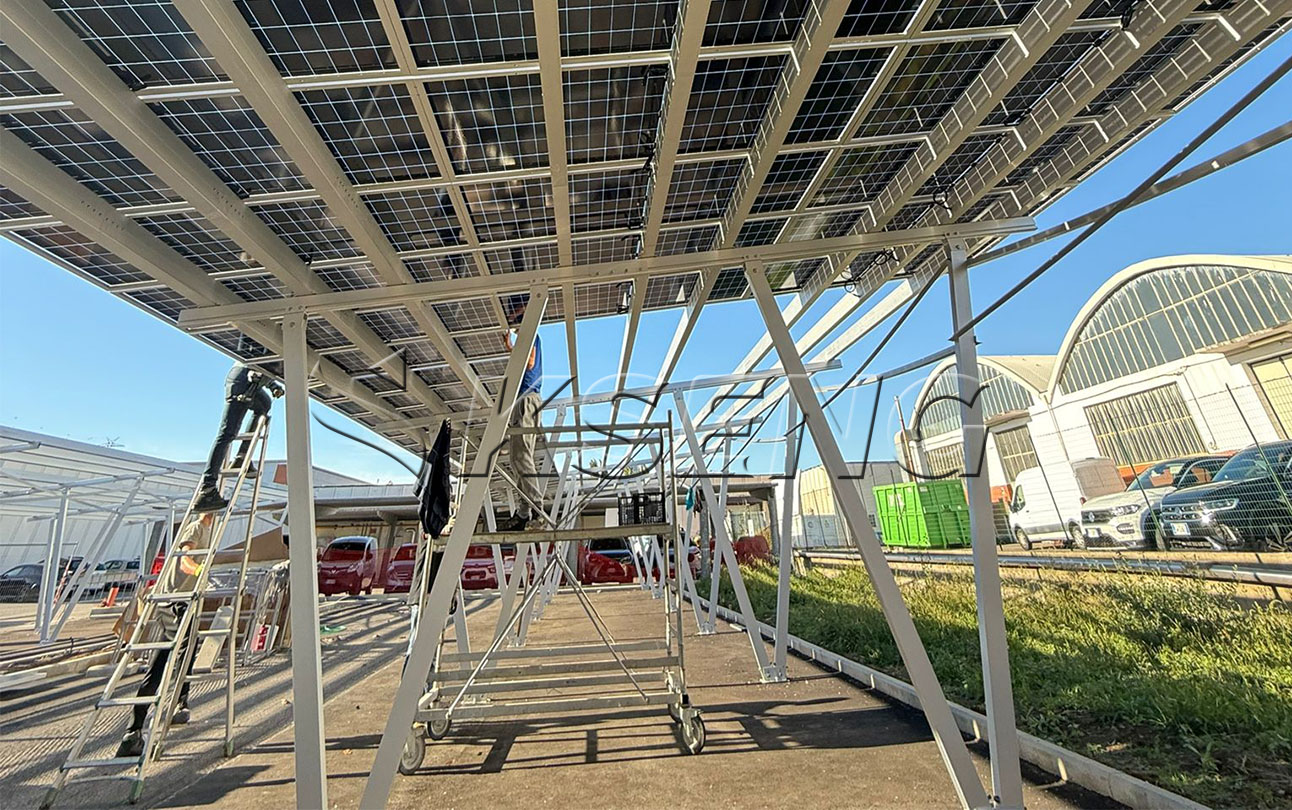 Un posto auto coperto solare in alluminio alimenta un supermercato italiano