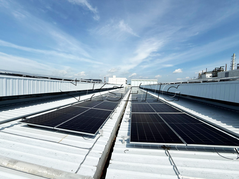 Progetto solare sul tetto di Singapore da 375 kW | Soluzione di montaggio per tetto in metallo con aggraffatura Kseng