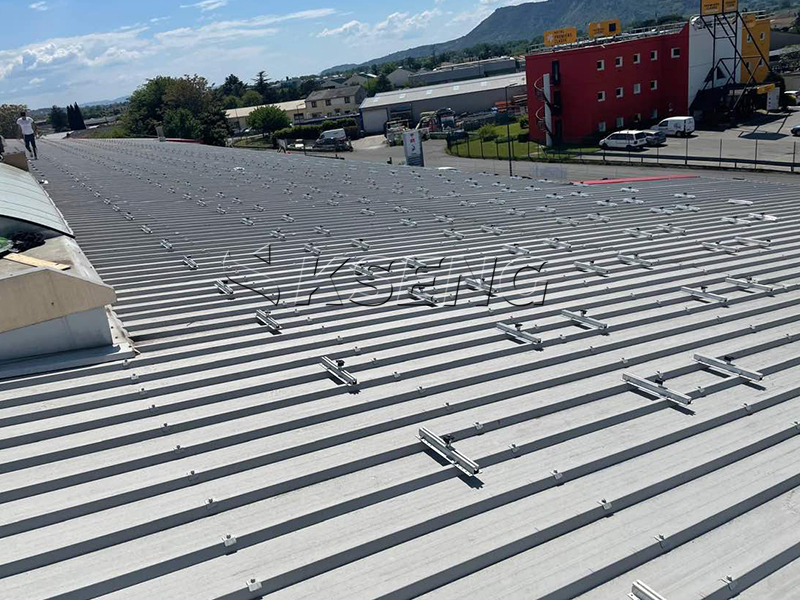 Sistemi di montaggio solare per tetti in metallo