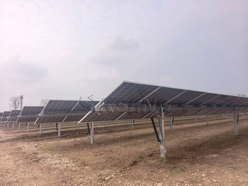 Progetto di inseguitore solare monoasse 1P Kseng da 1,2 MW in Italia: fornitura di rendimento energetico superiore del 20% per i parchi solari del Mediterraneo