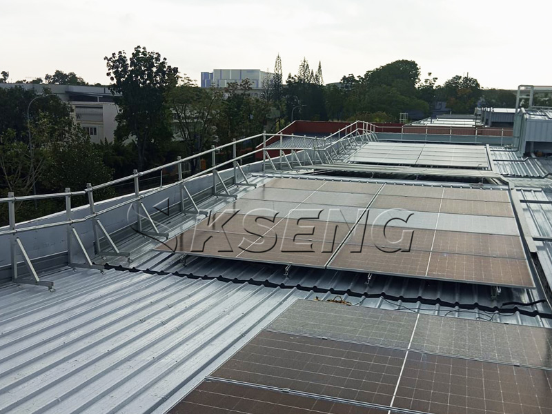 Sistema-di-montaggio-con-piedini-Kseng-L-per-tetto-metallico-aggraffato-progetto-solare-Singapore