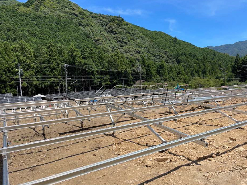 Successo del sistema solare in alluminio con montaggio a terra da 740 kW nella prefettura di Mie, in Giappone: soluzioni innovative per terreni montuosi