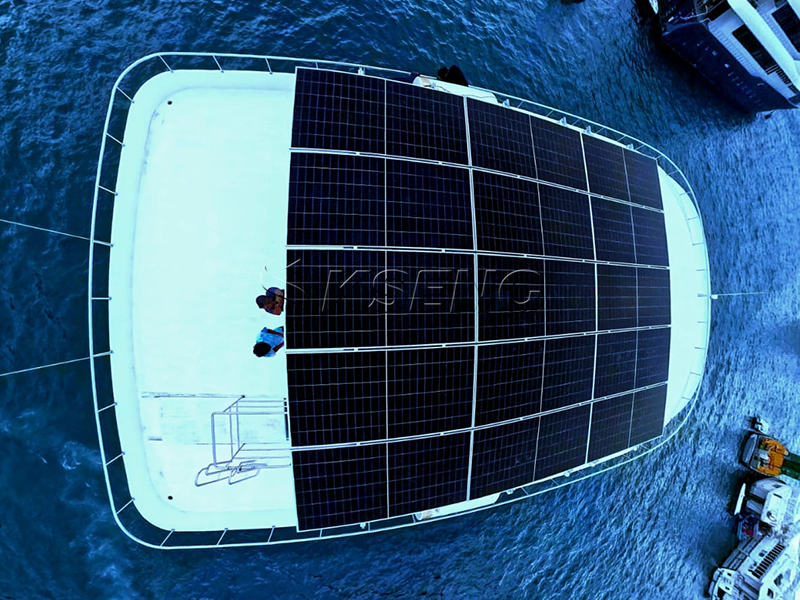 Sistema di montaggio solare per yacht
