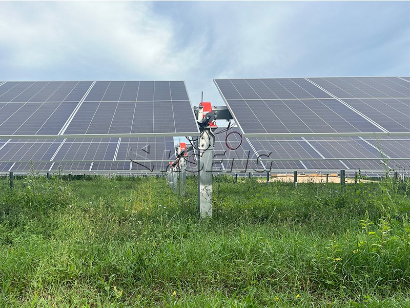 Inseguitore solare monoassiale Kseng da 2 MW in Italia: guida alla riduzione del LCOE e alla crescita economica locale