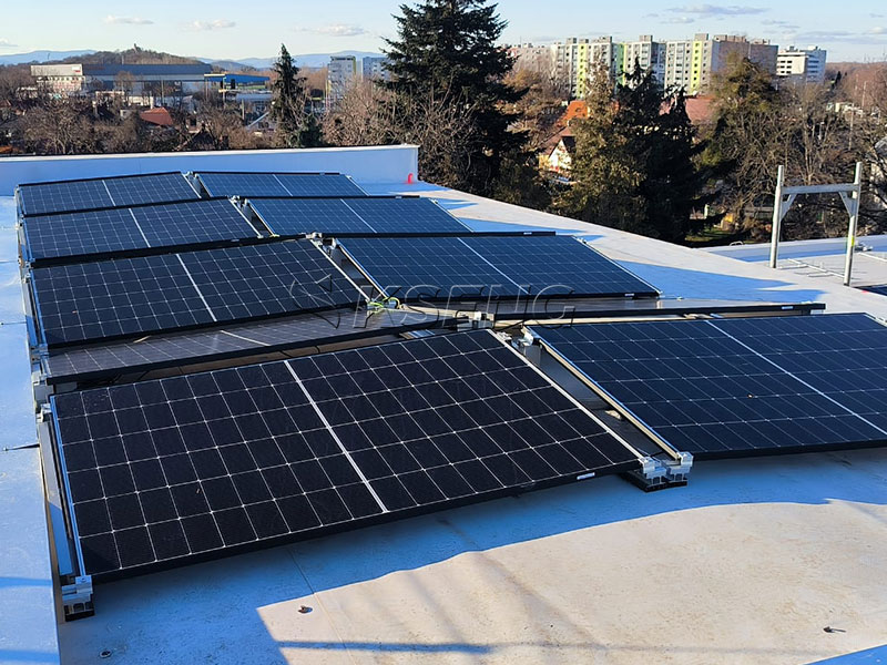Il sistema di montaggio solare per tetto piano zavorrato Kseng viene installato su un tetto in cemento in Slovacchia