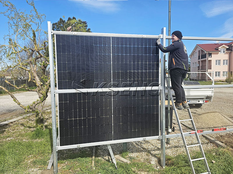 Sistema di montaggio verticale a terra in acciaio zincato a caldo e alluminio