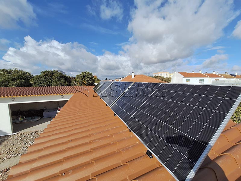 Progetto solare per tetto in tegole portoghesi: staffe inclinabili regolabili nere Kseng per installazione fotovoltaica residenziale del 2026