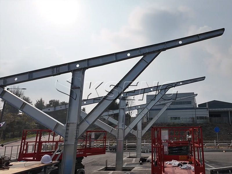 Cantiere-per-il-progetto-di-un-carport-solare-da-300kW-a-Gyeonggi-do,-Corea-del-Sud,-lavori-di-fondazione-completati---Kseng