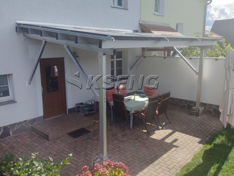 Pergola solare in alluminio Kseng: un caso di studio tedesco sulle soluzioni energetiche a duplice scopo