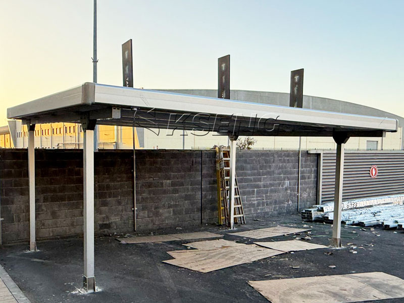 Kseng trasforma il cortile israeliano con un posto auto coperto solare impermeabile personalizzato per 2 auto