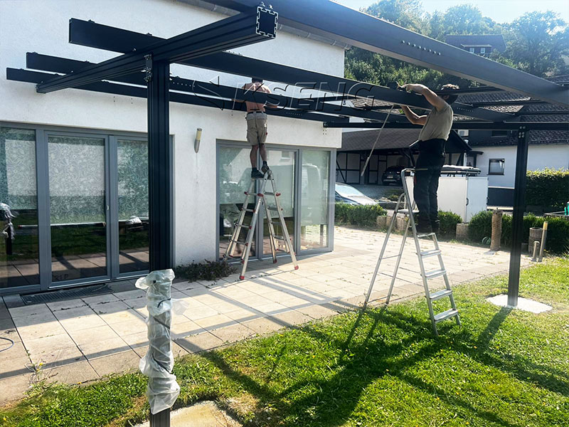 Pergola solare a parete di facile installazione