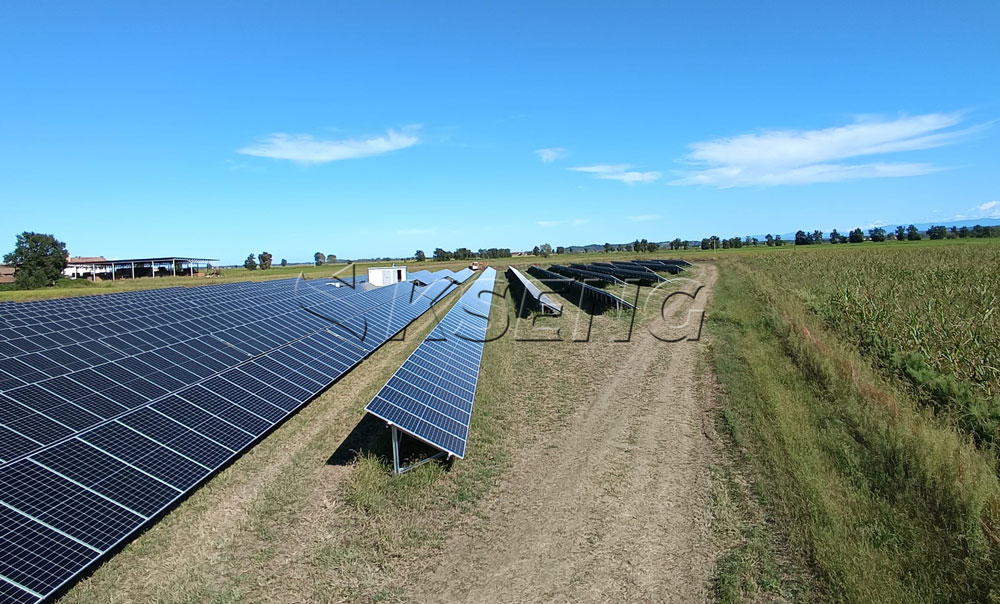 Sistema di montaggio a terra in acciaio rivestito con Zn-Al-Mg in Italia