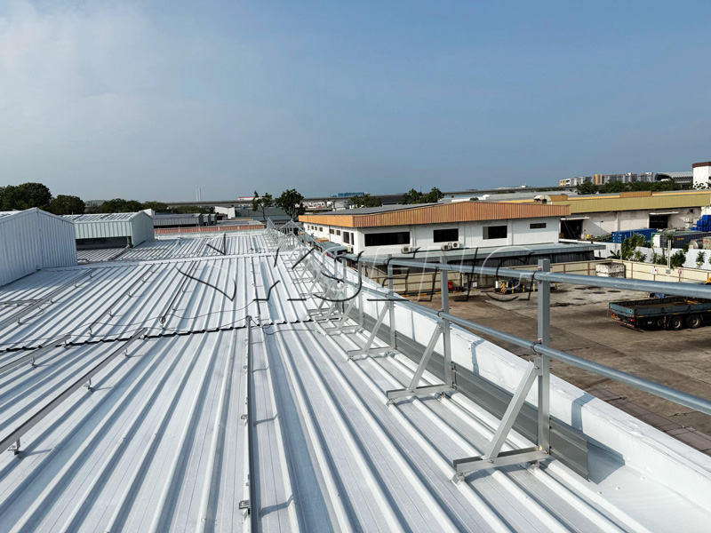 Kseng-parapetto-sul-tetto-con-porta-di-sicurezza-per-progetto-solare-375kW-acciaio-zincato-non-penetrante