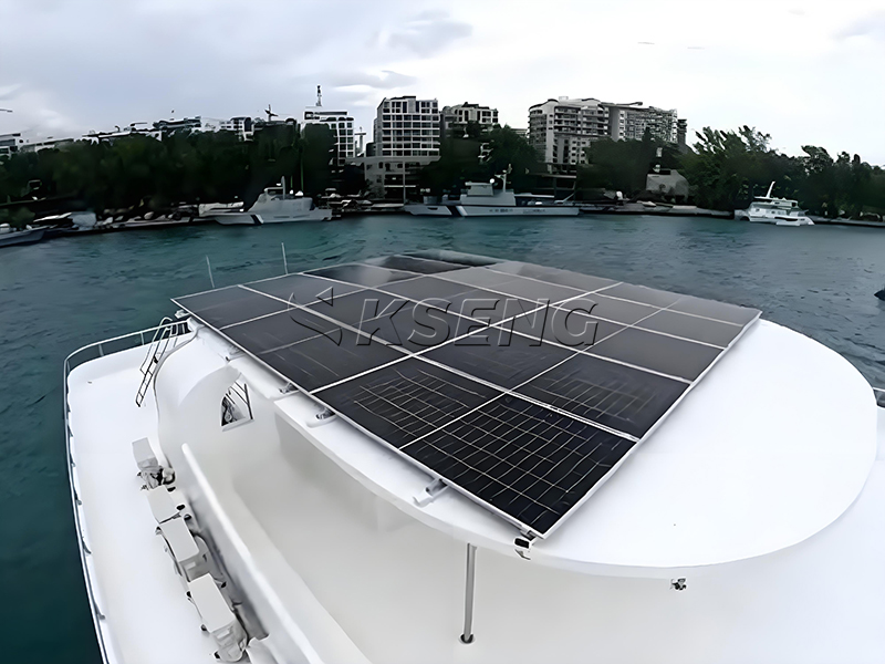I supporti solari Kseng Mini Rail alimentano l'installazione di uno yacht da 12 kW alle Maldive