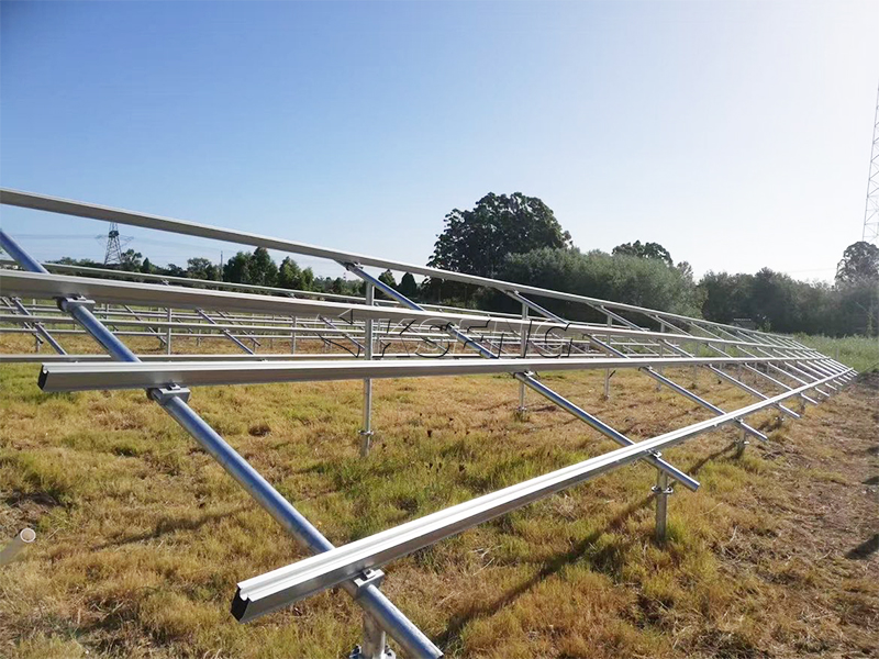 Kseng fornisce scaffalature solari avanzate in alluminio per un progetto a terra da 1 MW in Uruguay