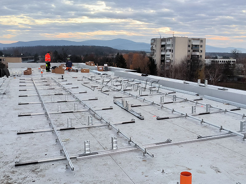 Sistema di scaffalature con zavorra solare
