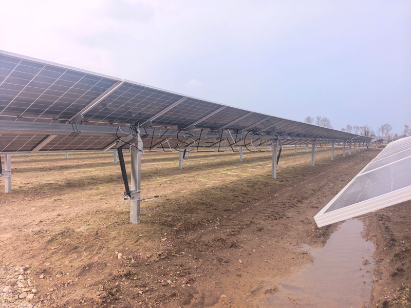 Installazione-di-inseguitore-solare-monoasse-Kseng-in-un-parco-solare-italiano