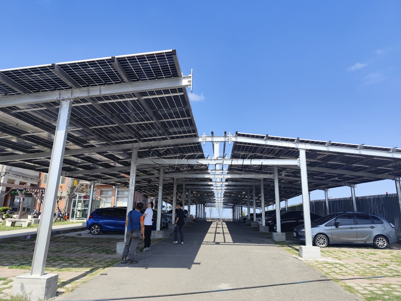 Sistema di tettoia solare commerciale per l'ombreggiatura del parcheggio