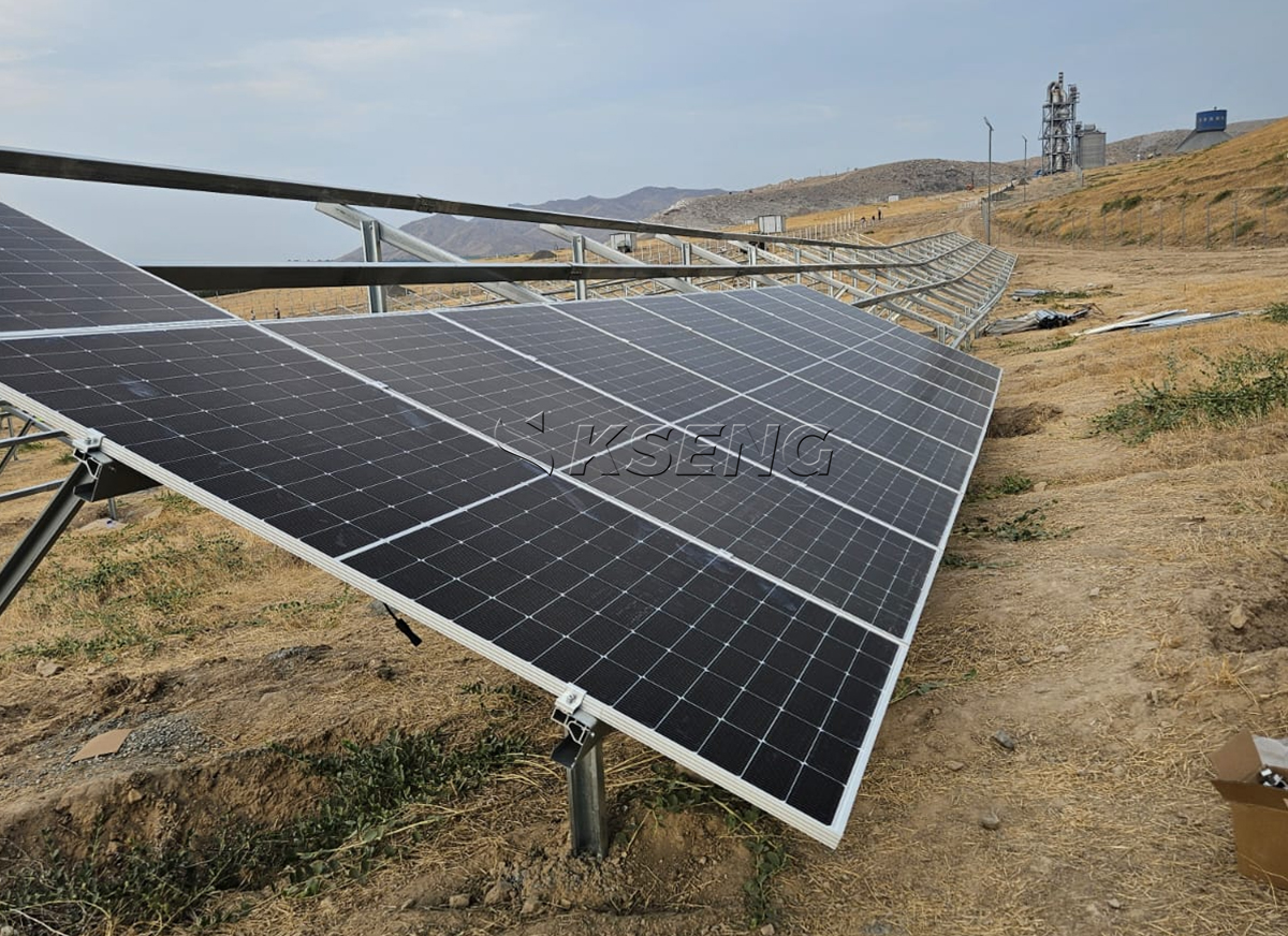 Montaggio pannello solare su scaffalatura a terra in acciaio rivestito in Zn-Al-Mg