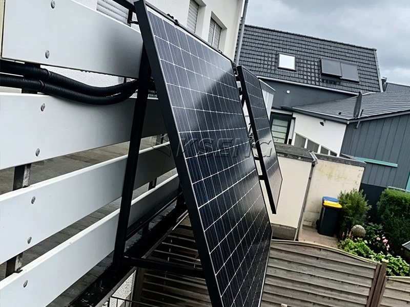 Installazione-di-pannelli-solari-per-balconi-residenziali-tedeschi-con-supporto-universale-Easy-Solar-KSENG-Lite-su-ringhiera