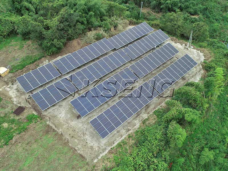 Disposizione del pannello solare montato a terra per la massima generazione di energia