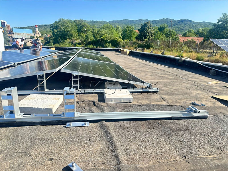 Installazione del sistema di montaggio del reattore solare Kseng su un tetto piano in cemento in Montenegro