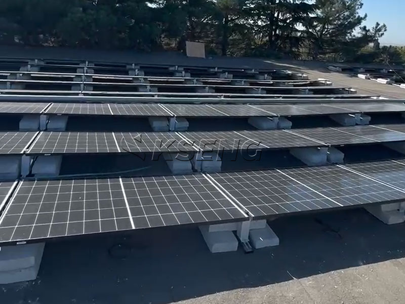 Sistema di montaggio solare per tetto commerciale per tetto piano in cemento