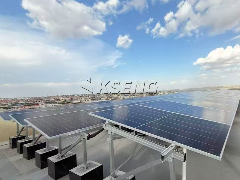 Progetto di un sistema di montaggio solare in alluminio con piedistallo in cemento indipendente per tetto piano da 50 kW per un edificio per uffici in Somalia | Produttore di scaffalature solari Kseng