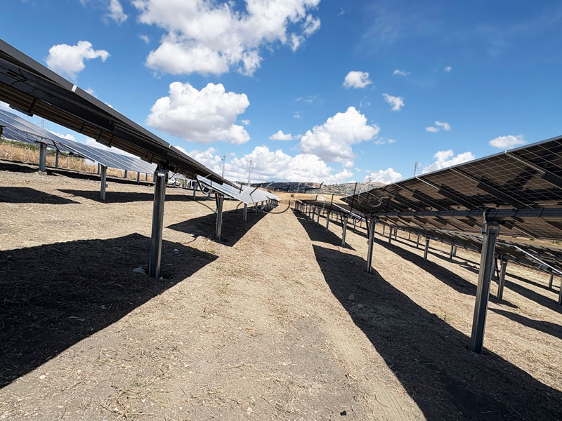 Sistema di inseguimento solare KST-1P installato su un sito con pendenza di 7 gradi da nord a sud