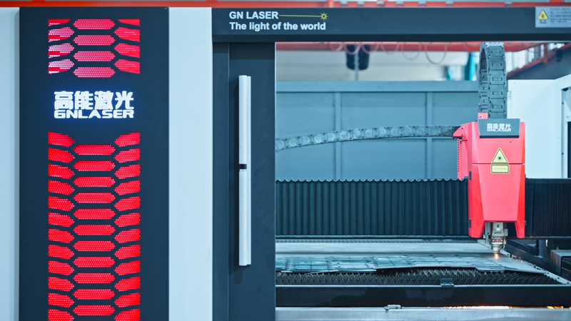Taglio laser CNC completamente automatico
