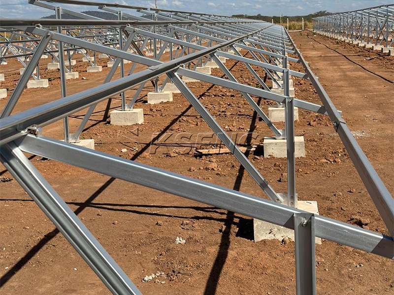 Sistema di scaffalature solari montate a terra in acciaio rivestito con Zn-Al-Mg per un parco solare su scala industriale