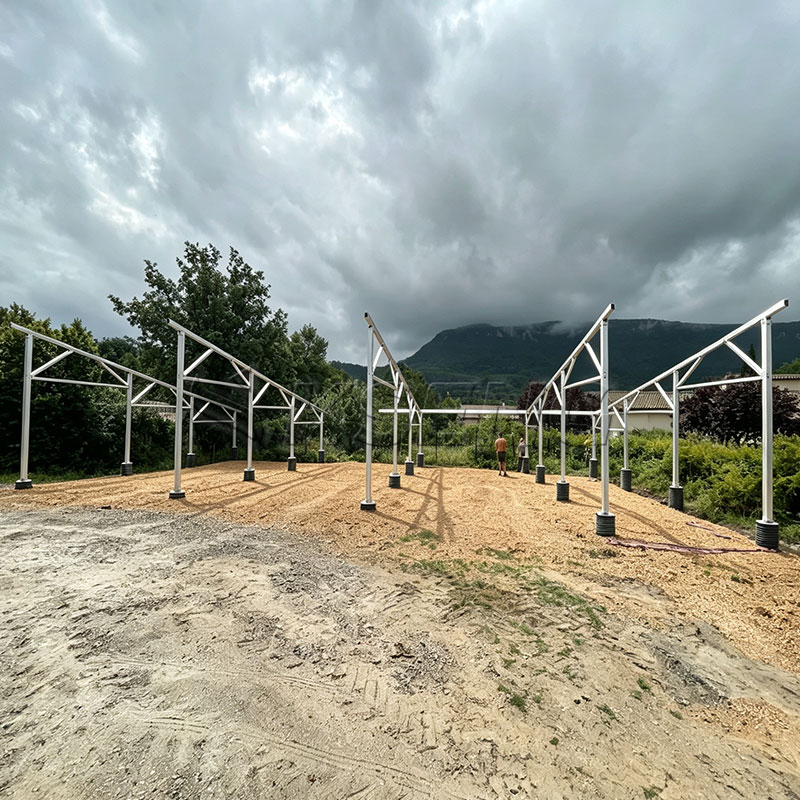Sistema di montaggio per posto auto coperto solare in alluminio con rinforzo diagonale rinforzato