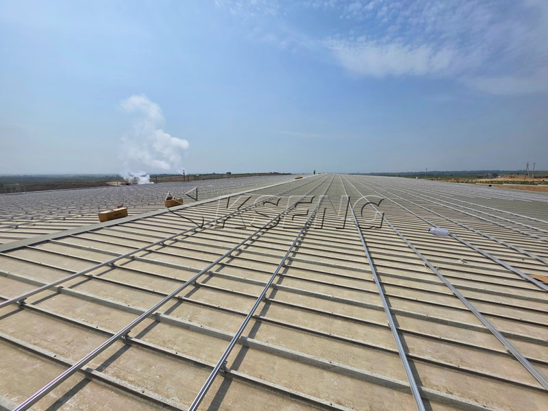 Guide solari in alluminio AL6005-T5 installate su un tetto metallico con aggraffatura in Uzbekistan