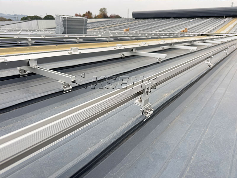 Kseng-Energy-soluzione-di-montaggio-solare-senza-penetrazione-per-tetti-in-metallo
