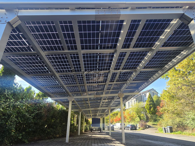 Pannelli-fotovoltaici-installati-su-tettoia-di-parcheggio-solare-commerciale